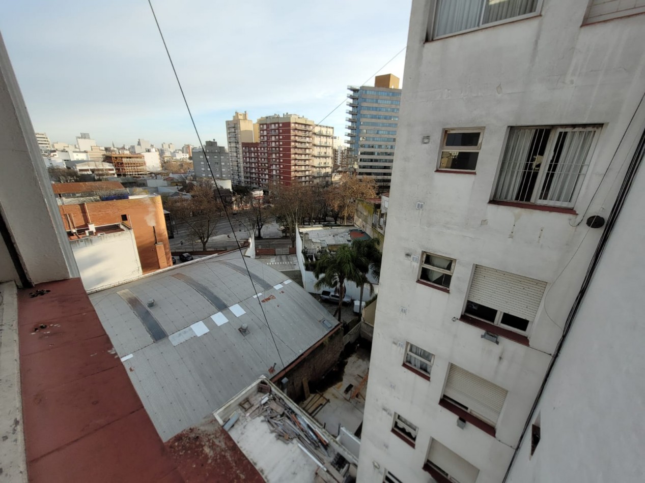 DEPARTAMENTO 2 AMBIENTES CON BALCON A LA CALLE - MACROCENTRO