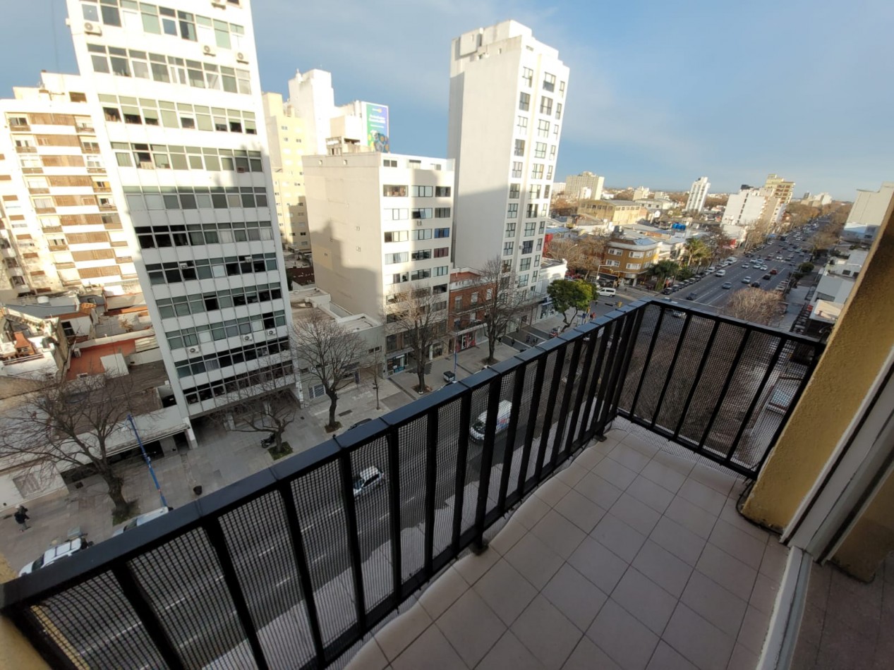 DEPARTAMENTO 2 AMBIENTES CON BALCON A LA CALLE - MACROCENTRO