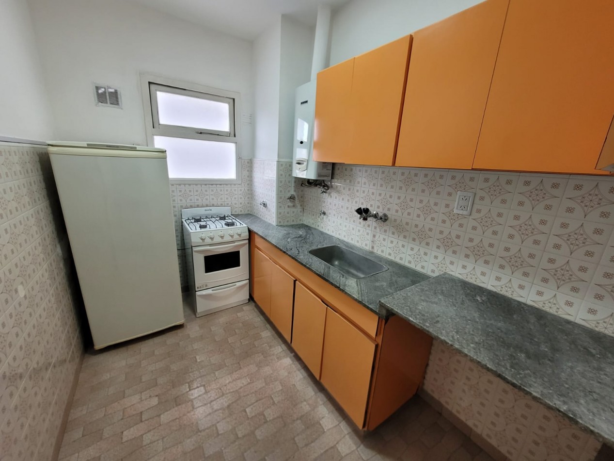 DEPARTAMENTO 2 AMBIENTES CON BALCON A LA CALLE - MACROCENTRO