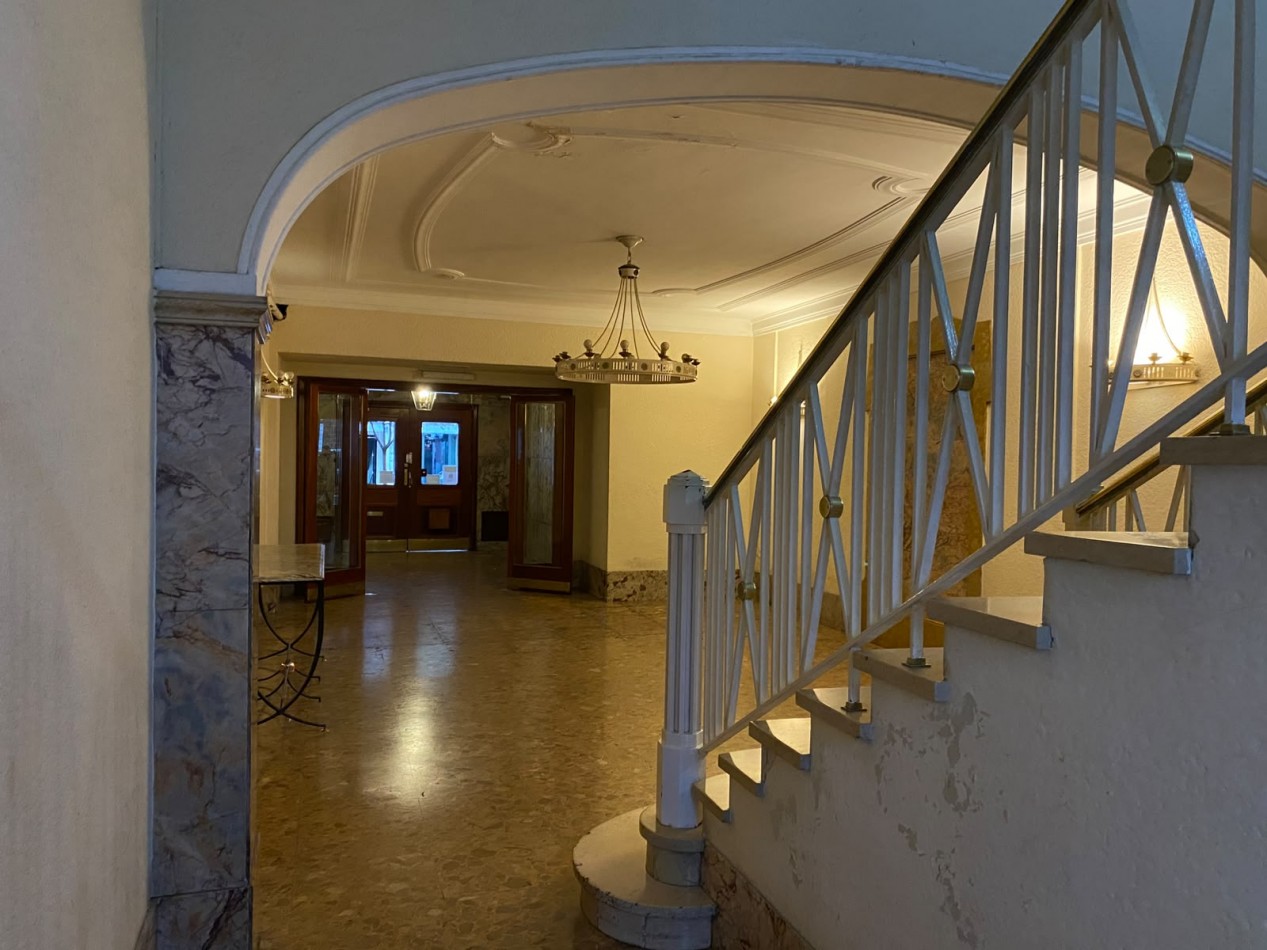 DEPARTAMENTO 3 AMBIENTES Y DEPENDENCIA CON BALCON FRANCES Y PATIO - ZONA CENTRO